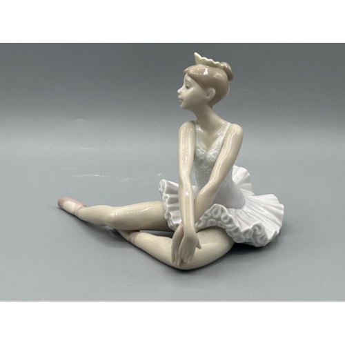 24 - Lladro 6174 ‘Graceful pose’ in good condition and original box