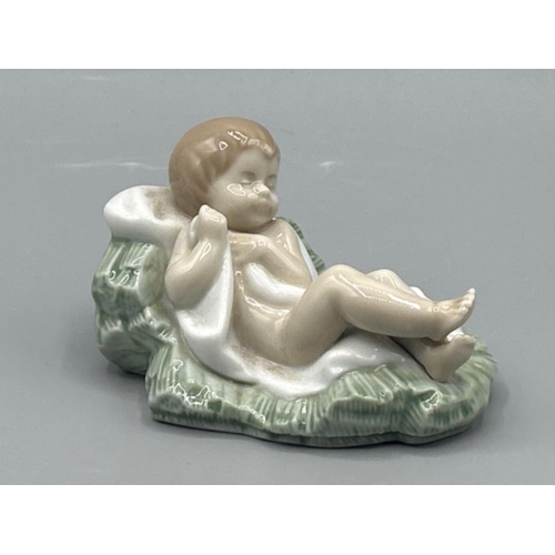 28 - Lladro 5478 ‘Baby Jesus’ in good condition and original box