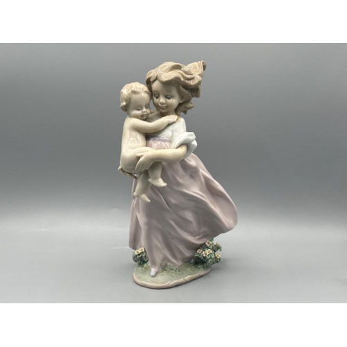 33 - Lladro 6681 ‘Playing Mom’ in good condition and original box