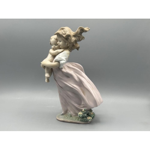 33 - Lladro 6681 ‘Playing Mom’ in good condition and original box