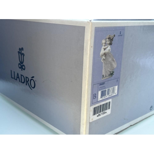 33 - Lladro 6681 ‘Playing Mom’ in good condition and original box