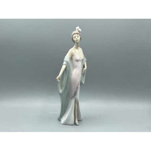 36 - Lladro 5787 ‘sophisticate’ in good condition and original box