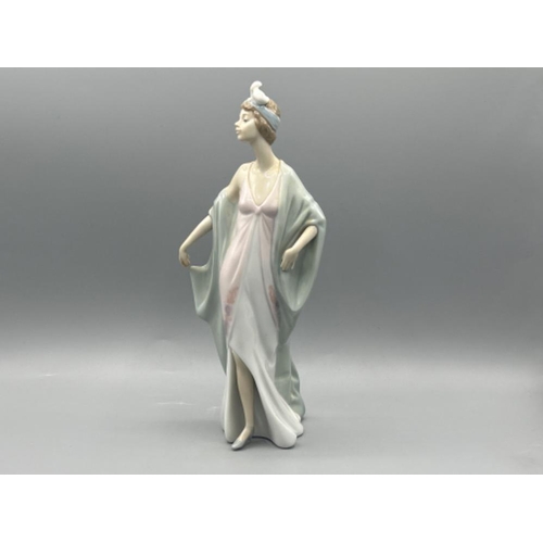 36 - Lladro 5787 ‘sophisticate’ in good condition and original box