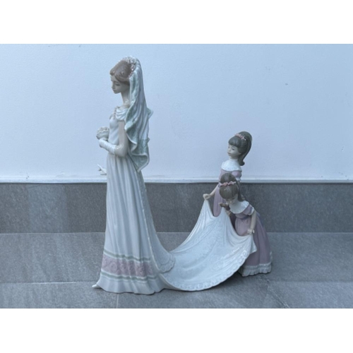 43 - Lladro 1446 ‘Here comes the bride’ in good condition and original box