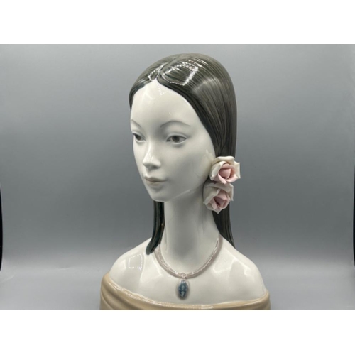 5 - Lladro 4668 ‘Maja head bust’ in good condition and plinth