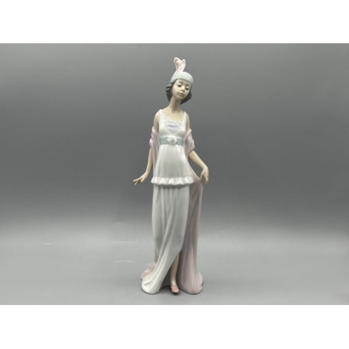 56 - Lladro 5788 ‘Talk of the town’ in good condition and original box