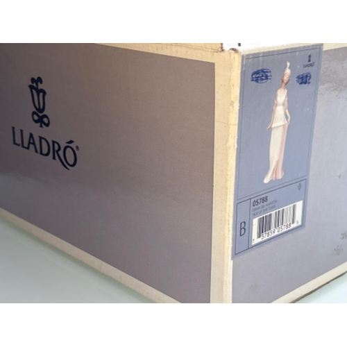 56 - Lladro 5788 ‘Talk of the town’ in good condition and original box