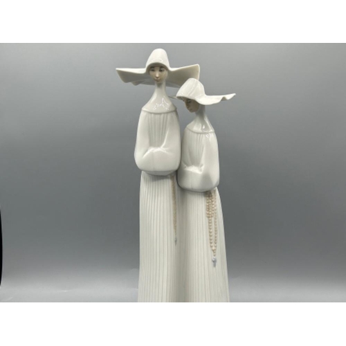 59 - Lladro 4611 ‘Two nuns’ in good condition