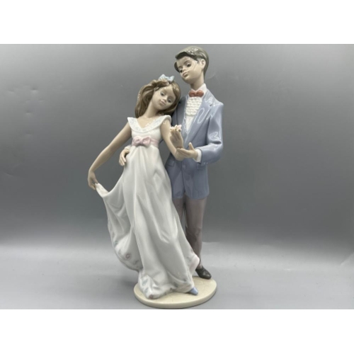 72 - Lladro “Ten years Together” figure 7642 Now And Forever, good condition, height 27.5cm, with origina... 