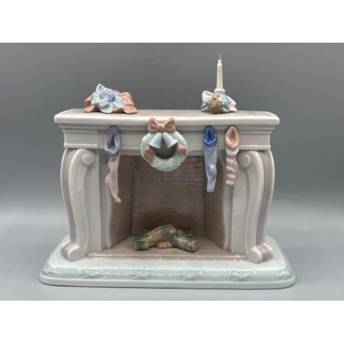 88 - Lladro “The Night Before Christmas Collection” ornament 6668 Up The Chimney, good condition, H20xW22... 