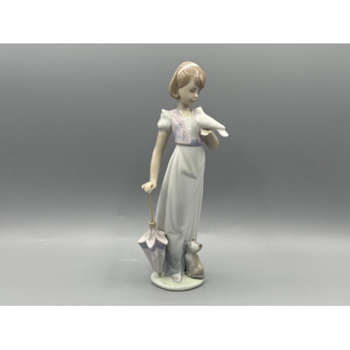 9 - Lladro signed 7611 ‘Summer stroll’ in good condition and original box