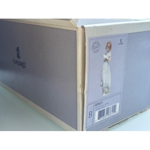 9 - Lladro signed 7611 ‘Summer stroll’ in good condition and original box