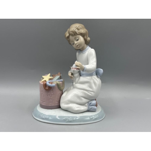 91 - Lladro “The Night Before Christmas Collection” figure 6671 Ringing In The Season, good condition, he... 