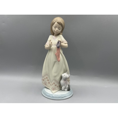 92 - Lladro “The Night Before Christmas Collection” figure 6669 A Stocking For Kitty, good condition, hei... 