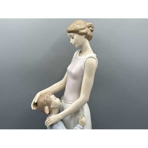 95 - Lladro “Geoff Taylor 25 Years” figure 6771 Someone To Look Up To, good condition, height 36cm, with ... 