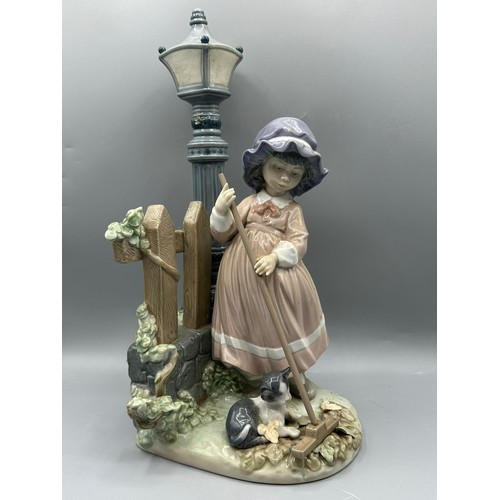 103 - Large Lladro figure 5286 Fall Cleanup, signed on base, good condition, height 33cm, with original bo... 