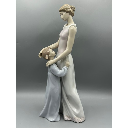 95 - Lladro “Geoff Taylor 25 Years” figure 6771 Someone To Look Up To, good condition, height 36cm, with ... 