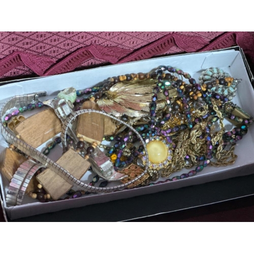 179 - Tray lot of Costume Jewellery, including brooches, Pearl necklaces etc