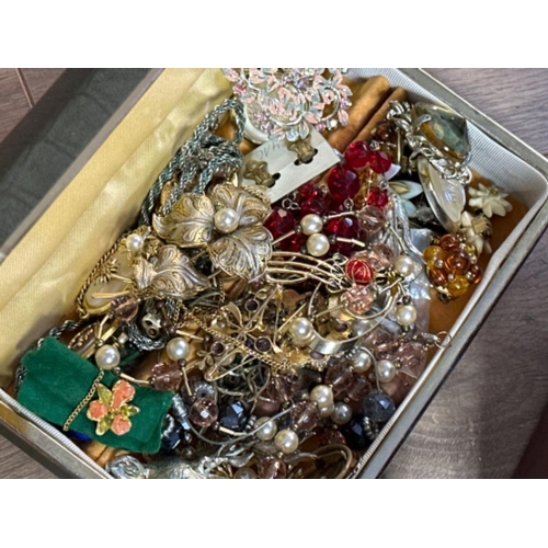 179 - Tray lot of Costume Jewellery, including brooches, Pearl necklaces etc