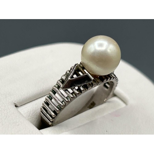 19 - Ladies 18ct white gold Pearl ring, size N and 1.98g