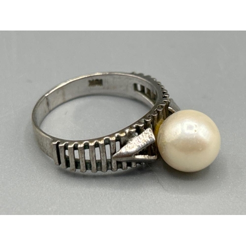 19 - Ladies 18ct white gold Pearl ring, size N and 1.98g