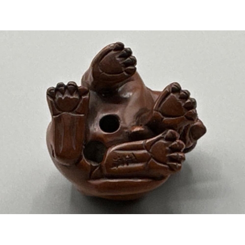 197 - Hand carved Japanese Netsuke in the form of a Lion, signed on base, H4cm x W3cm