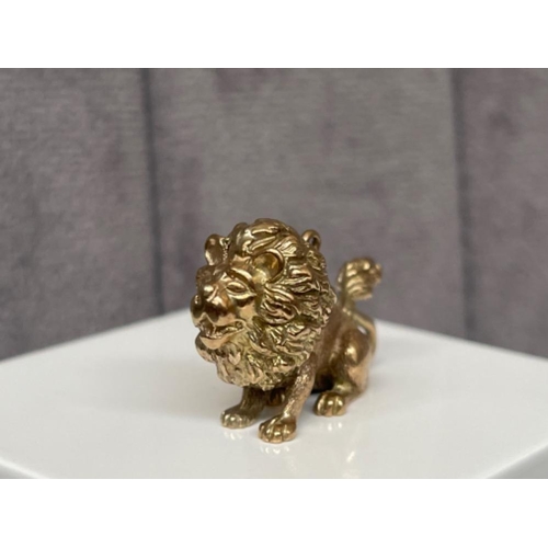 39 - A stunning solid 9ct yellow gold lion charm - weighing 12.62 grams and 2.5 cm in length x 2cm in hei... 