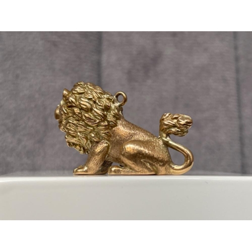 39 - A stunning solid 9ct yellow gold lion charm - weighing 12.62 grams and 2.5 cm in length x 2cm in hei... 