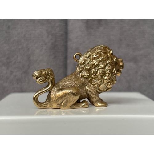 39 - A stunning solid 9ct yellow gold lion charm - weighing 12.62 grams and 2.5 cm in length x 2cm in hei... 