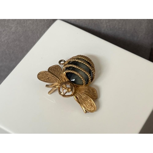 43 - An antique 9ct Yellow Gold Bee Charm featuring a Tiger eye stone - 4.72 grams in weight