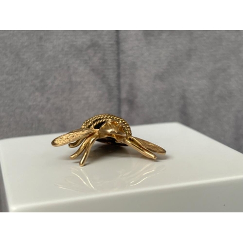 43 - An antique 9ct Yellow Gold Bee Charm featuring a Tiger eye stone - 4.72 grams in weight