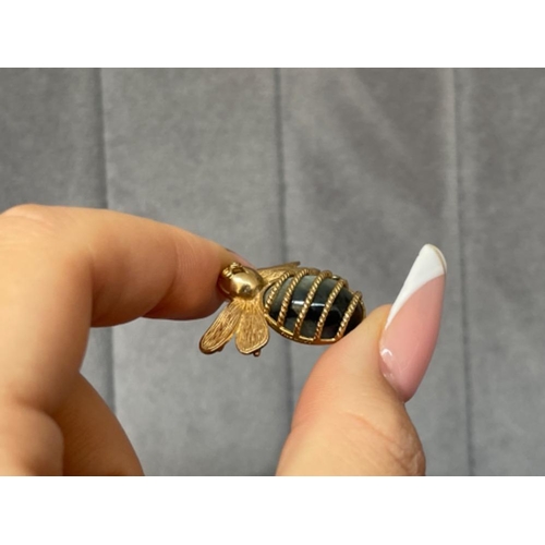 43 - An antique 9ct Yellow Gold Bee Charm featuring a Tiger eye stone - 4.72 grams in weight