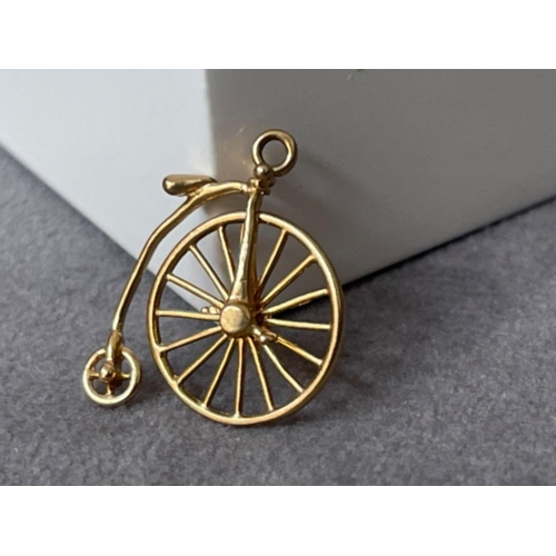 55 - 9ct Yellow Gold Pen Fathering Bike Charm - Weighing 1.48 grams