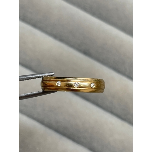 30 - 9ct Yellow Gold Fully Hallmarked Band Featuring 3 Diamonds Weighing 2.35 grams Size M