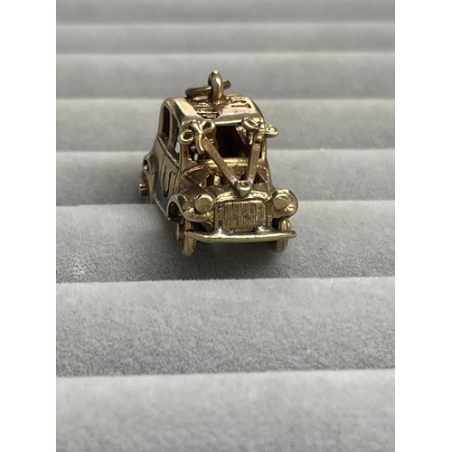 49 - A Stunning 9ct Yellow Gold Wedding Car Charm with 'Just Married' engraving Weighing 9.85 grams