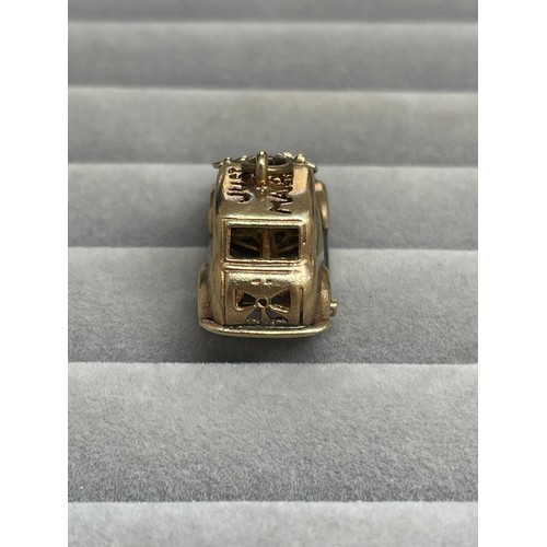 49 - A Stunning 9ct Yellow Gold Wedding Car Charm with 'Just Married' engraving Weighing 9.85 grams