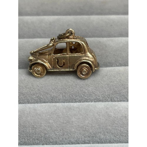 49 - A Stunning 9ct Yellow Gold Wedding Car Charm with 'Just Married' engraving Weighing 9.85 grams