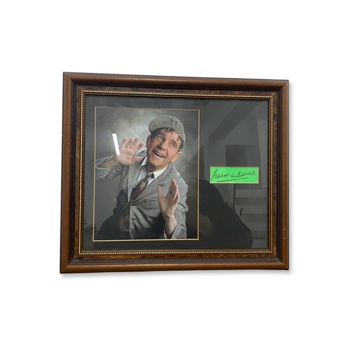 152 - Norman Wisdom framed autograph in good condition