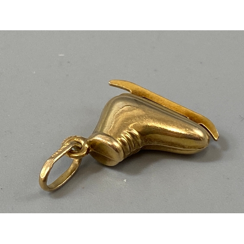 65 - 9ct gold ice skating shoe pendant/charm, weight 1 gram