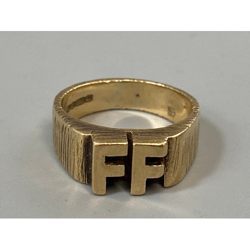 68 - 9ct gold FF ring with bank design band weight 5.27 grams size F 1/2