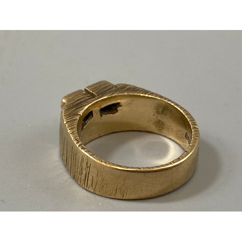 68 - 9ct gold FF ring with bank design band weight 5.27 grams size F 1/2