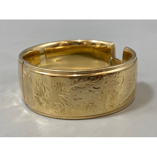 79 - Gold fancy design bangle