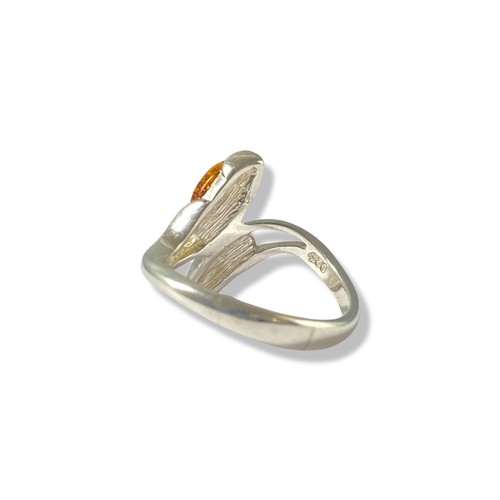 41 - Silver and Amber double stone ring weighing 3.63 grams size N