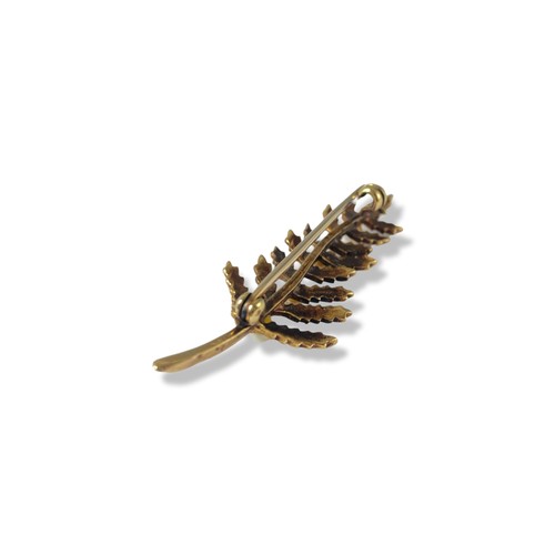 73 - 9ct gold fern brooch featuring 6 cultured pearls weighing 3.88 grams and 5cm in length