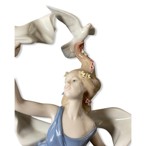 11 - Lladro 6570 New Horizons with original box Unfortunately there is some slight petal damage