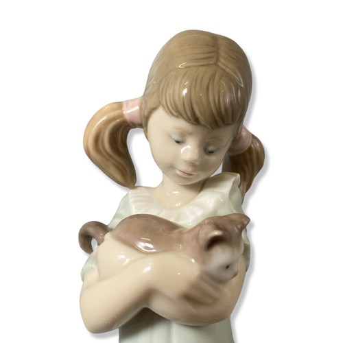 18 - Lladro 5743 Don't forget me, in Good condition with original box