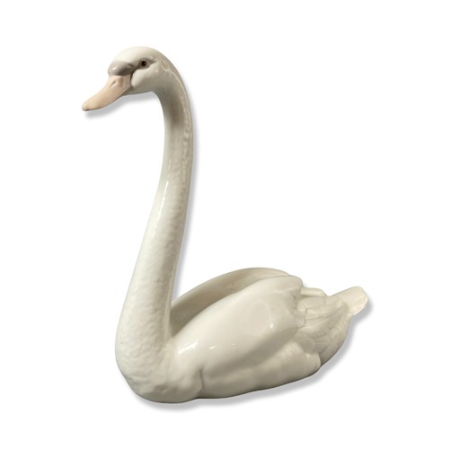 24 - Lladro 5230 Graceful swan, Good condition