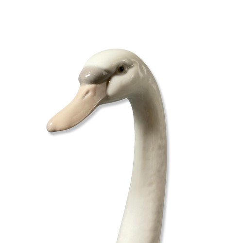 24 - Lladro 5230 Graceful swan, Good condition