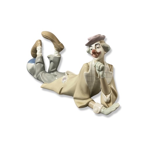 32 - Lladro 4618 Clown with ball, Good condition
