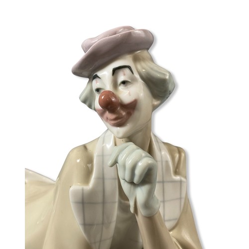 32 - Lladro 4618 Clown with ball, Good condition
